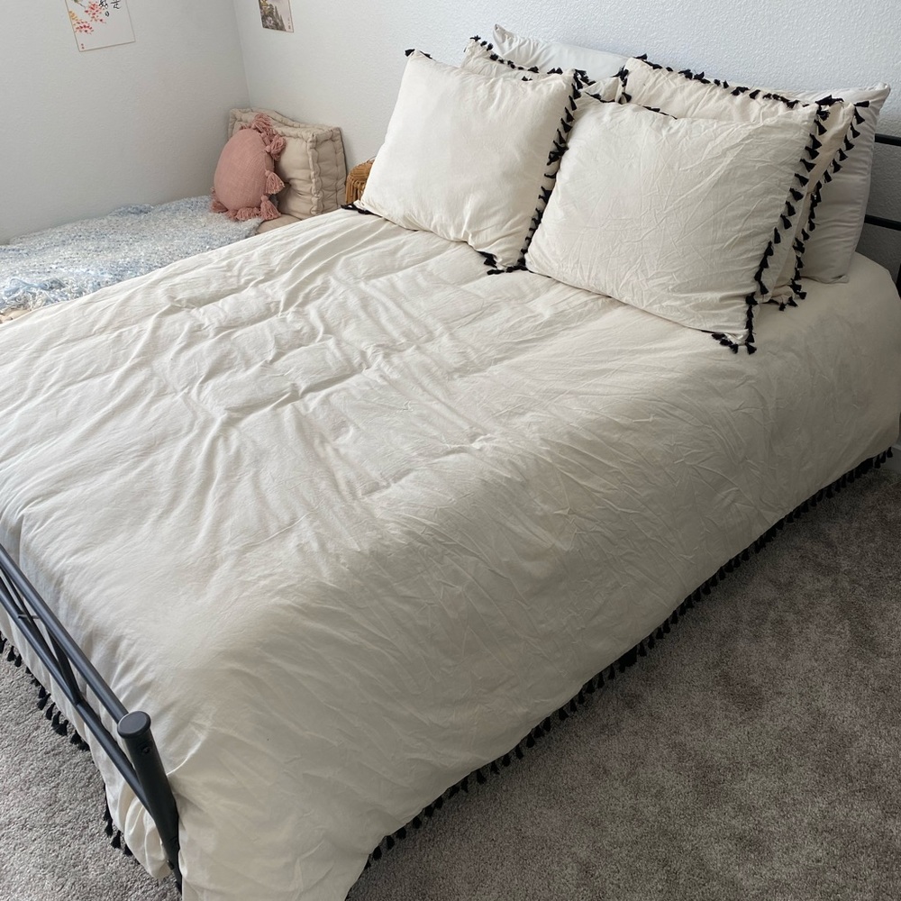 Duvet Cover, Insert, & 4 Pillow Shams